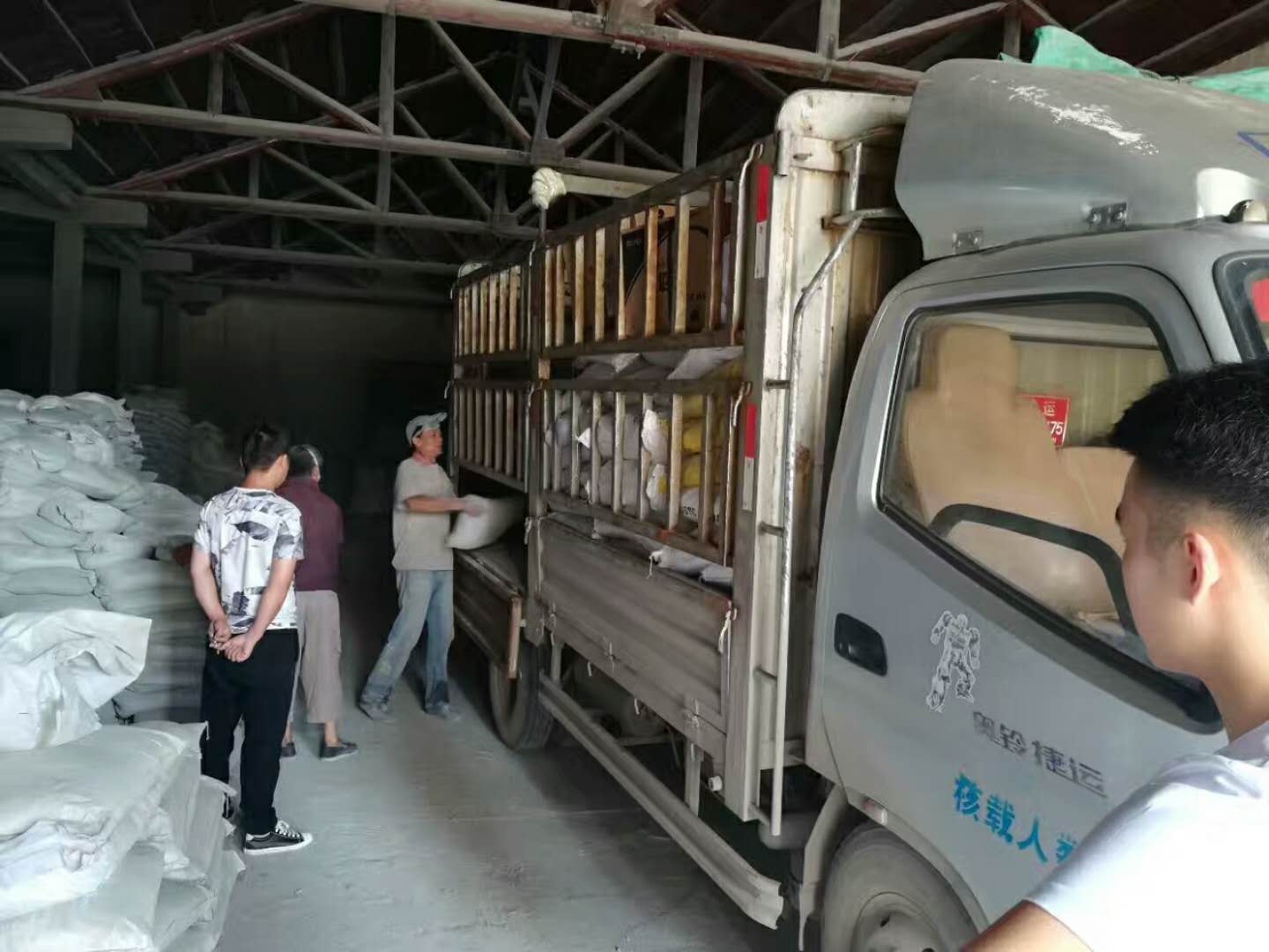 綠碳化硅微粉發貨現場